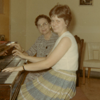 Yvonne Hubert et une élève au piano