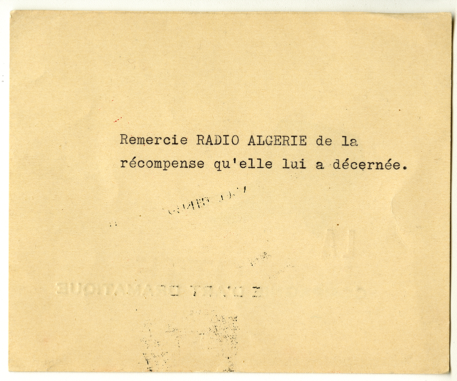 Verso de la carte d’affaires de La Roulotte. On y lit : « Remercie RADIO ALGÉRIE de la récompense qu’elle lui a décernée », [ca 1950]. Archives UdeM, P0468-F-D0003