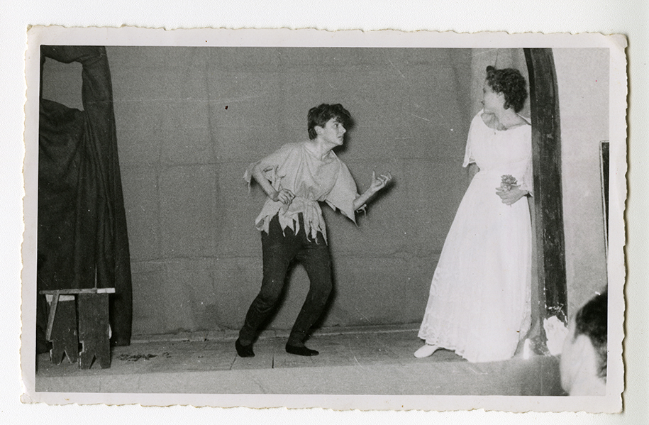 La belle et le mendiant, un pantomime présenté par La Roulotte, 23 décembre 1951. / Photographe inconnu. 1 photographie : épreuve n&b. Archives UdeM, P0419-A-D0003