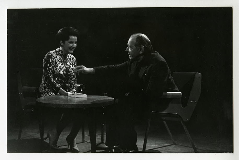 Gisèle Barret et Fernand Ledoux discutent de Tartuffe lors d’une émission à la radio-télévision scolaire, [ca 1966]. / Photographe inconnu. 1 photographie : épreuve n&b. Archives UdeM, P0419-A-D0003-P0014