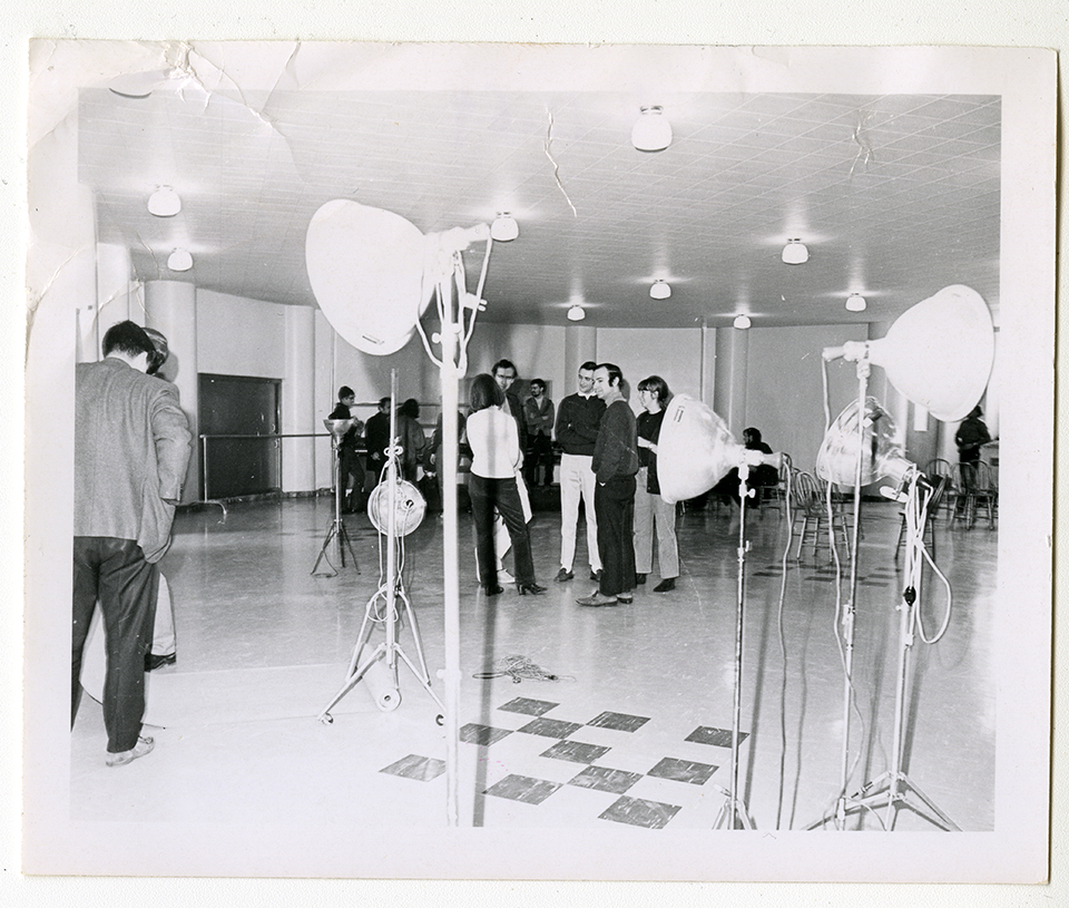 Des étudiants du cours d’audiovisuel, 1969. / Photographe inconnu. 1 photographie : épreuve n&b. Archives UdeM, P0419-E-1-3-D0032-P0016