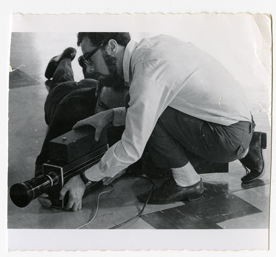 Un étudiant du cours d’audiovisuel, [ca 1969]. / Photographe inconnu. 1 photographie : épreuve n&b. Archives UdeM, P0419-E-1-3-D0032-P0017