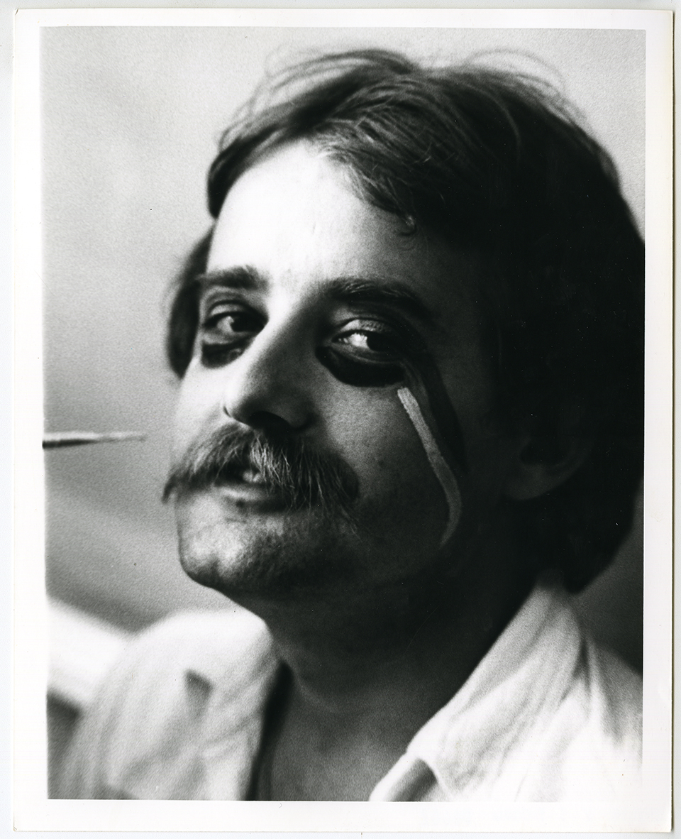 Participant à un atelier d’expression dramatique lors du 6e congrès de l’APEDQ, 1977. / Photographe inconnu. 1 photographie : épreuve n&b. Archives UdeM, P0419-K-3-D0006-P0002