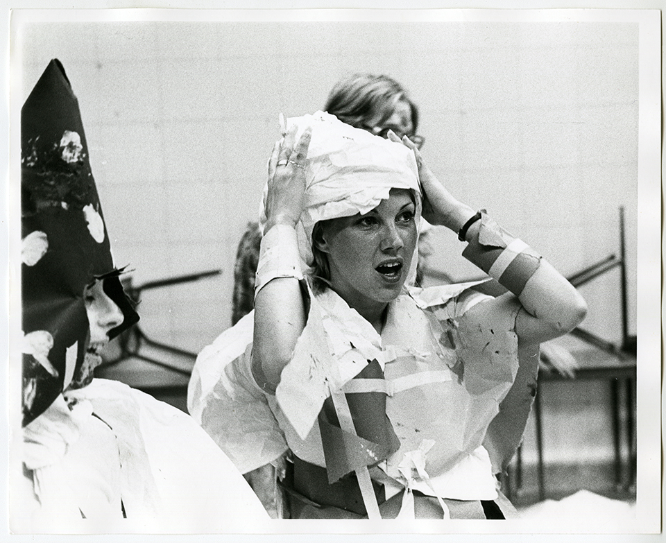 Participante à un atelier d’expression dramatique lors du 6e congrès de l’APEDQ, 1977. / Photographe inconnu. 1 photographie : épreuve n&b. Archives UdeM, P0419-K-3-D0006-P0011