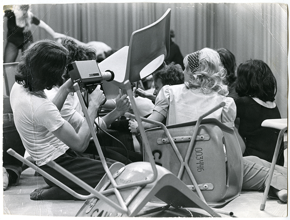 Étudiants du cours Media Drama, [ca 1969]. / Photographe inconnu. 1 photographie : épreuve n&b. Archives UdeM, P0419-E-1-3-D0032-P0038