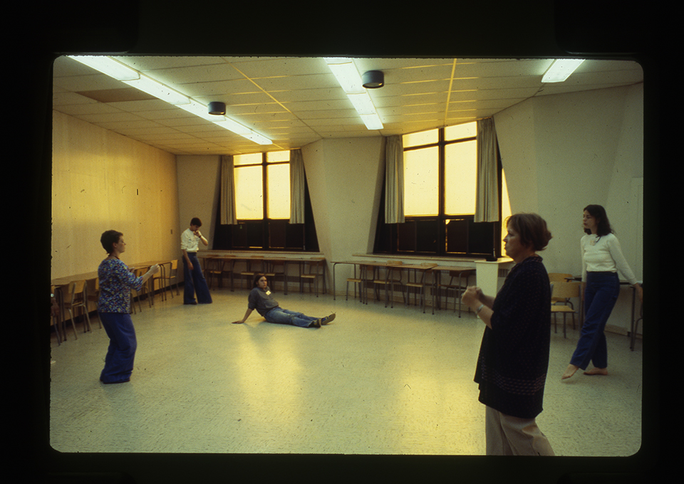 Des participants au 7e congrès d’expression dramatique dansent et bougent dans une salle de classe, 1978. / Photographe inconnu. 1 photographie : diapositive coul. Archives UdeM, P0419-K-3-D0006