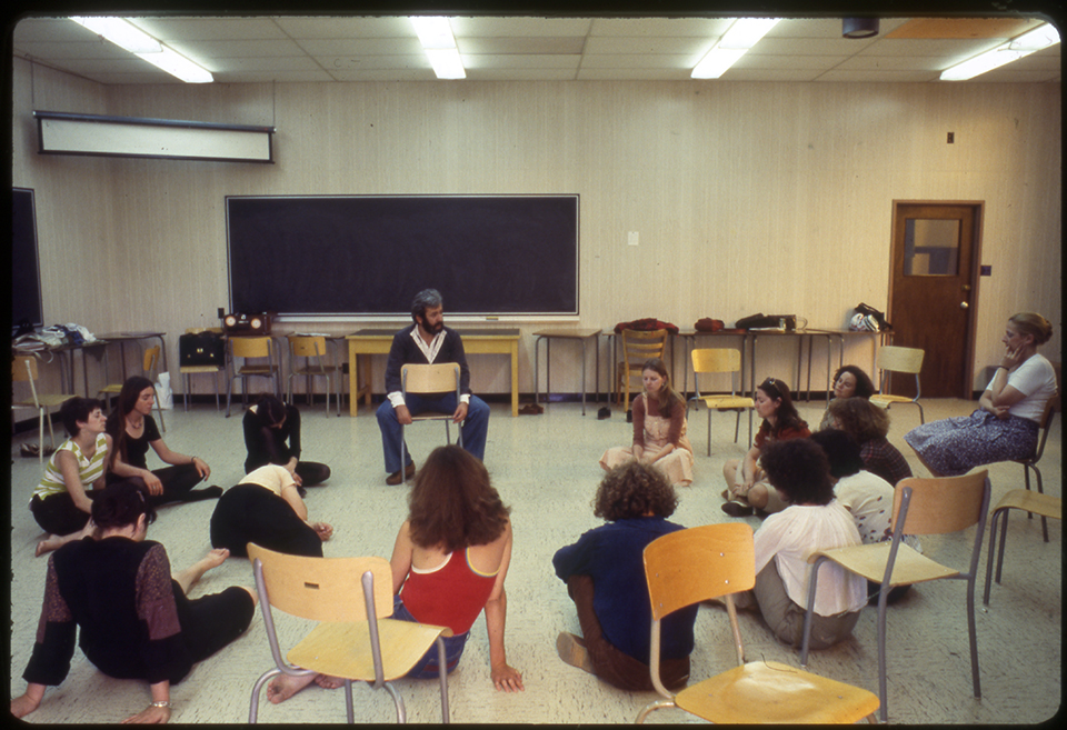 Des participants au 7e congrès d’expression dramatique sont assis en rond, 1978. / Photographe inconnu. 1 photographie : diapositive coul. Archives UdeM, P0419-K-3-D0006