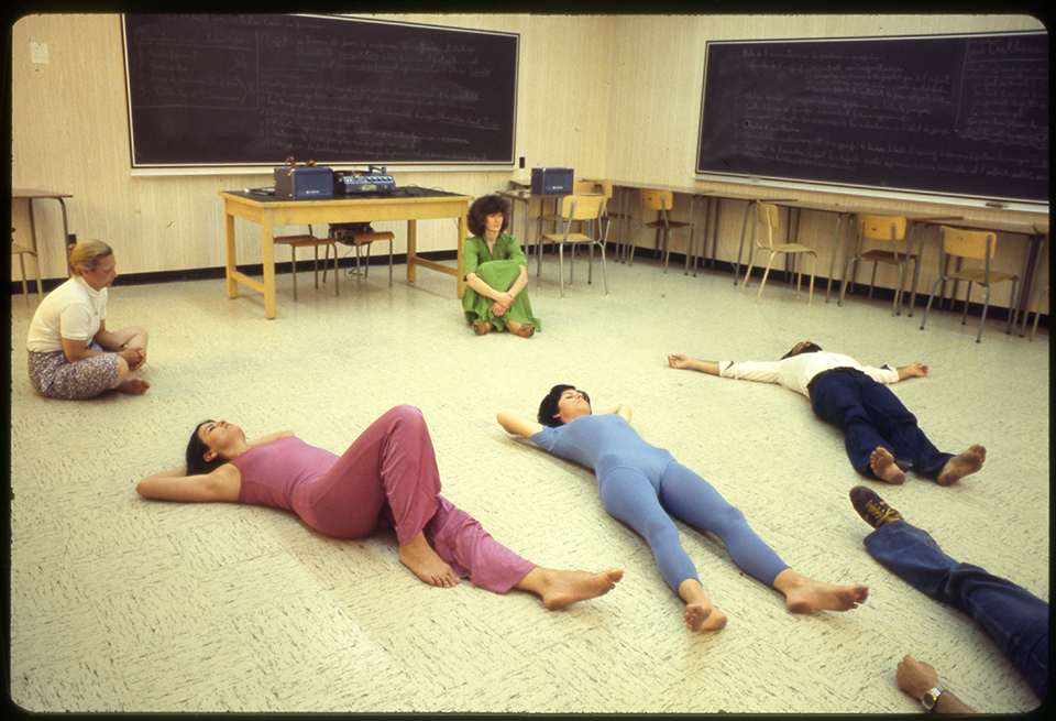 Des participants au 7e congrès d’expression dramatique sont couchés et assis par terre, 1978. / Photographe inconnu. 1 photographie : diapositive coul. Archives UdeM, P0419-K-3-D0006