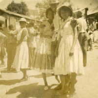 Photographie d’Émile Ollivier, sa femme ainsi qu’une amie, devant le Carnaval étudiant de Port-au-Prince, 1960