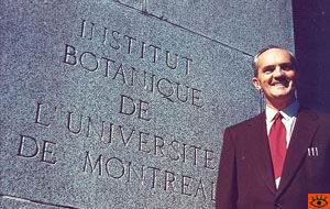 Jules Brunel devant l'Institut botanique de l'Université de Montréal