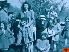 Marcelle Gauvreau lors d'une herborisation avec un groupe d'élèves
