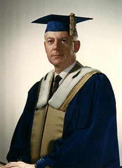 Photographie de Roger Gaudry, recteur de l’Université de Montréal (1965-1975). Université de Montréal. Division de la gestion de documents et des archives. Fonds Roger Gaudry (P0106).