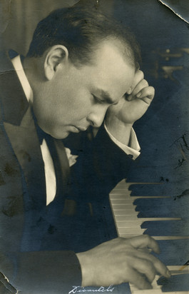 Photographie montrant Auguste Descarries au piano