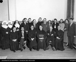 Quelques membres du personnel enseignant et quelques étudiants de la Faculté de musique de l'Université de Montréal lors de la journée d'ouverture le 1er février 1951. Photo G.A Laferrière. Fonds Faculté de musique. 1FP,02910.