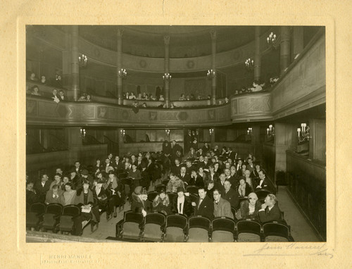 Photographie montrant des spectateurs de la salle de l'Ancien Conservatoire pendant un récital d'adieu d'Auguste Descarries à Paris