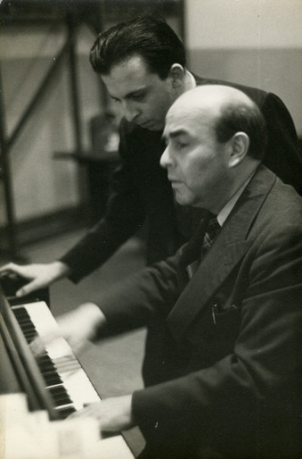 Auguste Descarries au piano avec son élève Samuel Levitan