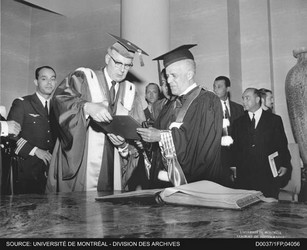 Habib Bourguiba, président de la République de Tunisie recevant un doctorat honorifique des mains du recteur Roger Gaudry, 11 mai 1968. Photo Centrale de photographie. Fonds Bureau de l'information (D0037). 1FP,04056.