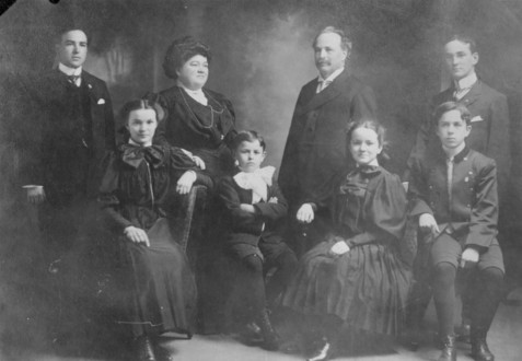 Photographie montrant la famille d'Auguste Descarries