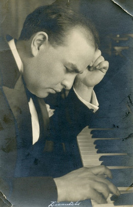 Auguste Descarries au piano en tenue de concert