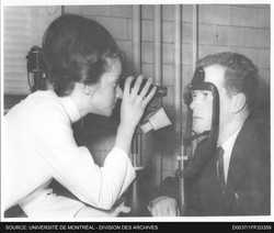 Photographie d'un examen de la vue à l'École d'optométrie. - [196-]. Fonds Bureau de l’information (D0037). 1Fp,03359.