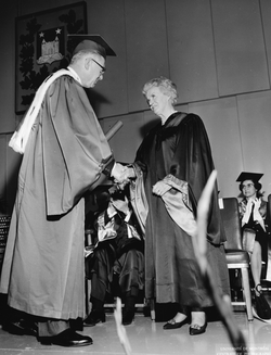 Photographie prise lors de la remise d'un doctorat honorifique à Mme Thérèse Casgrain, de gauche à droite: Roger Gaudry (Recteur); Thérèse Casgrain, 31 mai 1968. Photo Centrale de photographie. Fonds Bureau de l’information (D0037). 1Fp,03896.