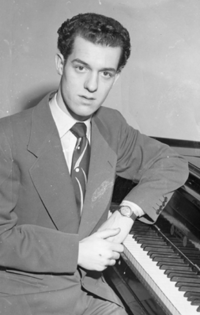 Serge Garant accoudé sur un piano. Sherbrooke, - 1958. - Positif n&b, 15 x 10 cm. 1) Source: DGDA, Université de Montréal. Fonds Serge Garant (P0141) 1FP05194.