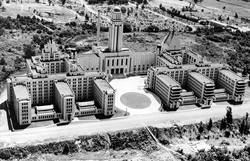 Vue aérienne du pavillon principal, 4 novembre 1963. Photo Université de Montréal, Centrale de photographie. D00371FP05011.