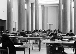 Étudiants et étudiantes dans une salle d’étude et de lecture à l’Université de Montréal,[195?]. Photo Henri Paul. D00371FP03828. .
