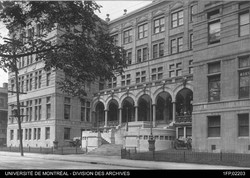 Photographie de l'immeuble central de l'Université de Montréal situé sur la rue St-Denis dans le Quartier latin à Montréal, [19?]. D00361Fp,02203.