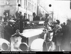 Photographie prise lors de la visite du Prince de Galles, le futur Édouard VIII d'Angleterre, à l'Université de Montréal le 30 octobre 1919. Source Division de la gestion de documents et des archives 1FP,01972.