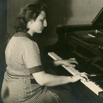 Maryvonne Kendergi au piano