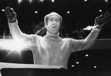 Serge Garant dirigeant le 37e concert de la Société de musique contemporaine du Québec / Ronald Labelle. - 4 novembre 1971. - 1 photographie: n&amp;b ; 20 x 25 cm. Source: DGDA, Université de Montréal. Fonds Serge Garant (P0141) 1FP03239.